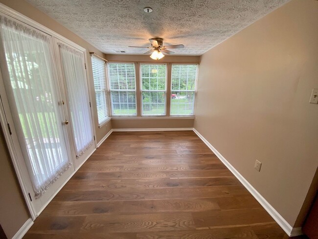 Building Photo - Great condo! Close to commuter routes!