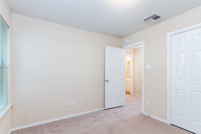 Building Photo - 207 N Burberry Park Cir