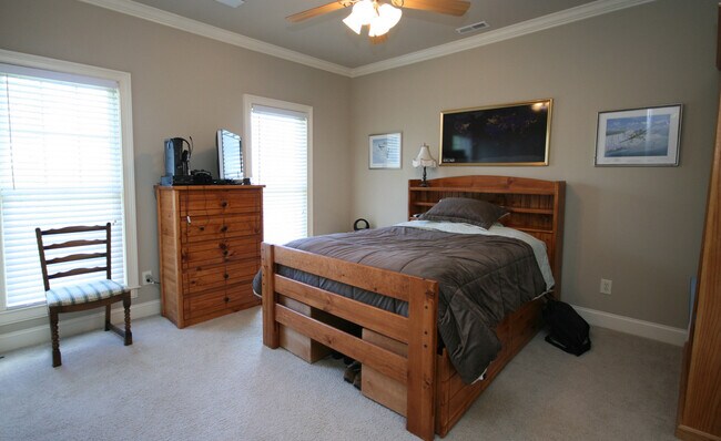Building Photo - 27 Carriage Hill