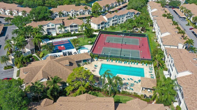 Building Photo - Spacious 3 bedroom, 2 bath condo with a lake view in Palmer Ranch