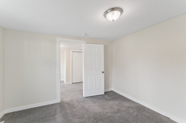 Building Photo - This cozy residence features a bright living space and well-appointed kitchen.  1st month is FREE...