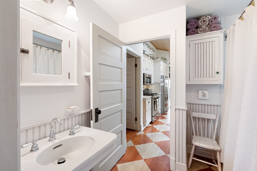 Full Bath - 123 S Ferry Dr