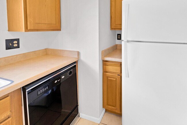 Building Photo - 2 Bedroom Condo near CMU