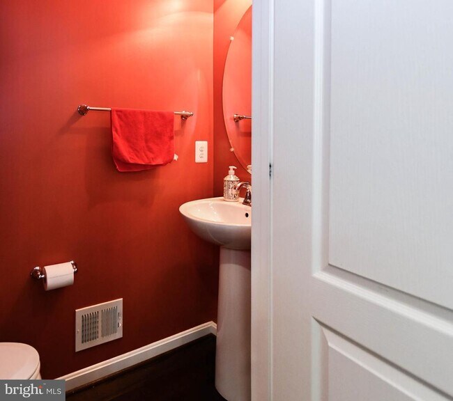 Building Photo - 608 Parkside Pl NE