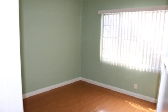 Building Photo - ( ( ( CUTE 4 BEDROOM 2 BATH ONE STORY HOUS...