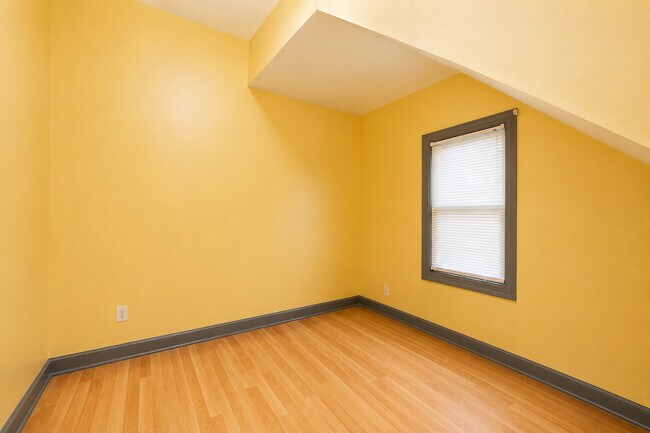 Building Photo - 3213 S Green St