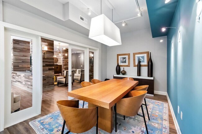 Building Photo - Fabulous 1BR condo in popular Walker Square