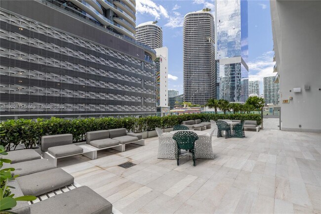 Building Photo - 1010 Brickell Ave