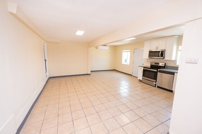 Building Photo - 5448 Encina Dr