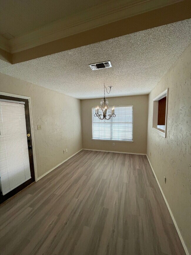 Building Photo - Beautiful 3 bedroom 2 bath Home