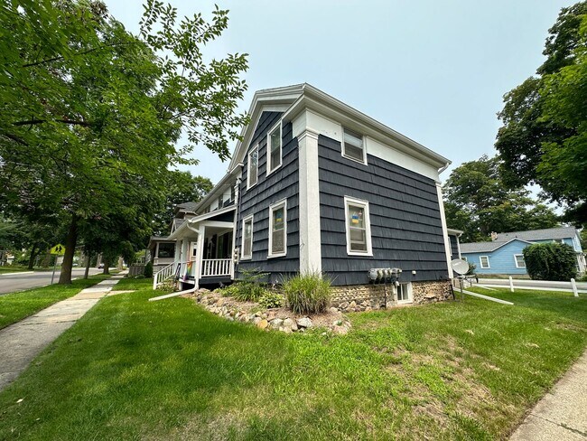 Building Photo - 625 S Barnes St