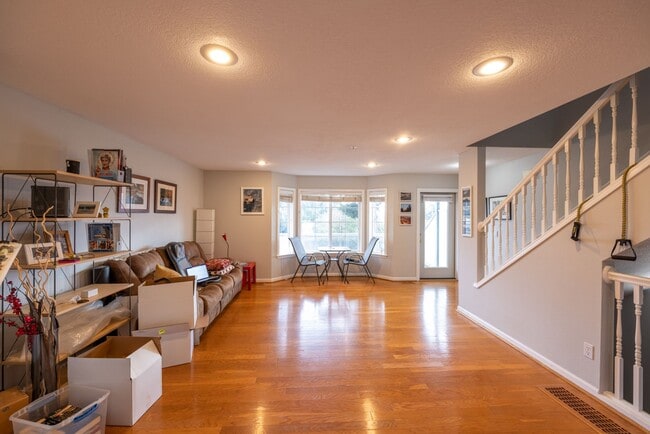 Building Photo - Two bedroom + Bonus room in Vancouver - View