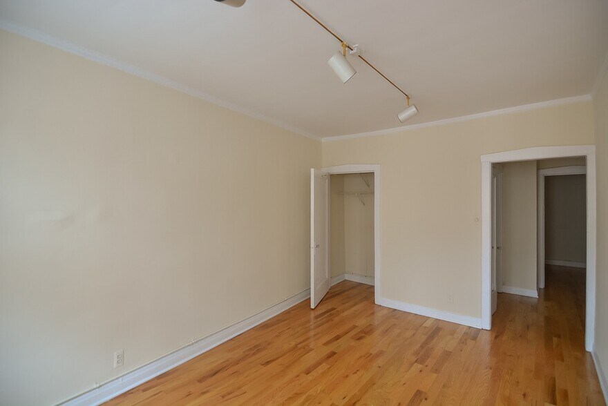 Building Photo - 516 W Melrose St