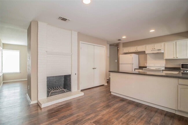 Building Photo - Amazing 2 Bed, 1.5 Bath- Half of Duplex Av...