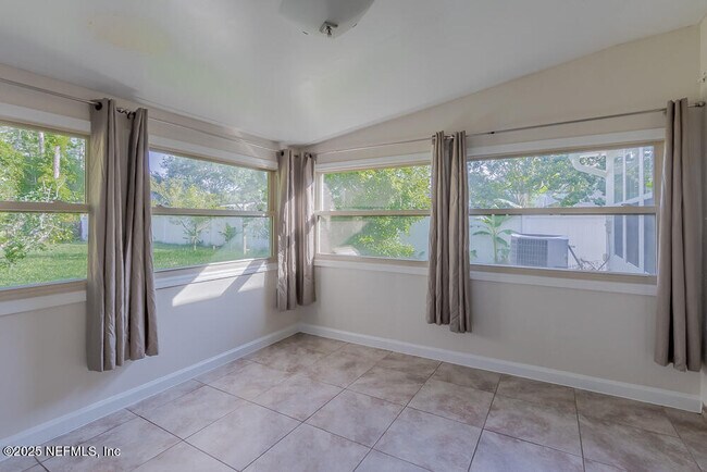 Building Photo - 8985 Redtail Dr