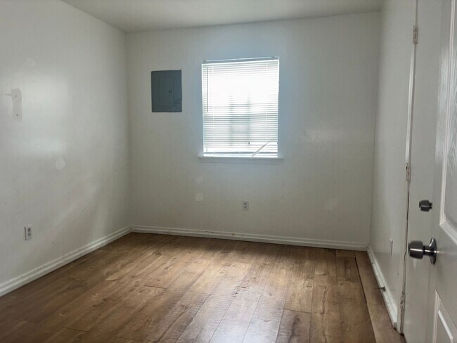 Building Photo - 6560 Lake Forest Dr