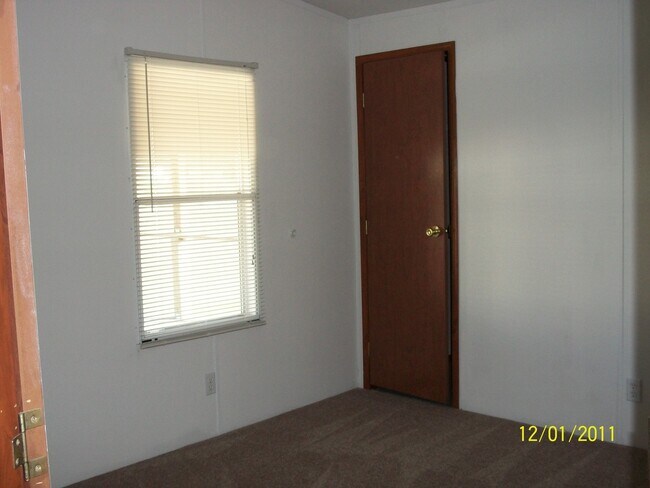 Building Photo - 3 bedroom, 2 bath, large bonus room, large covered porch, mobile home