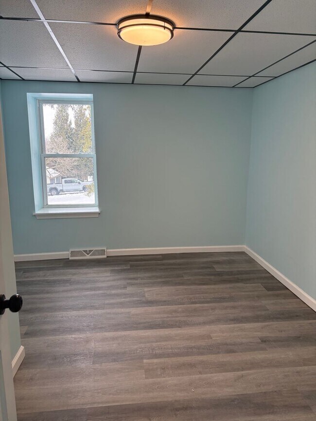 Building Photo - 1 Floor Living on 1/2 Acre, 4 Bedrooms/1 Bath, Garage-Dallastown SD