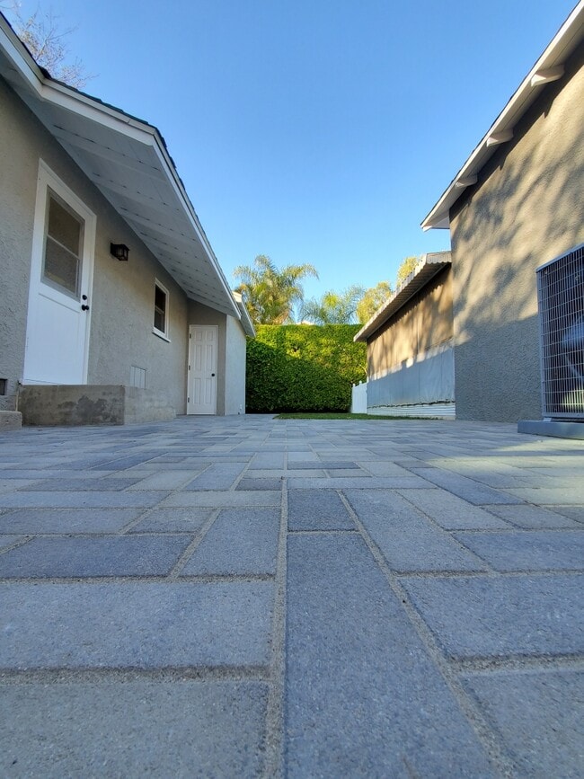 Building Photo - 10682 Center Dr