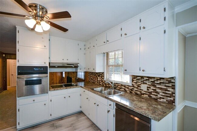 Building Photo - 1316 White Oak St SE