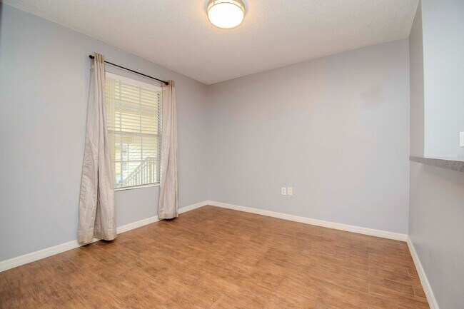 Building Photo - 1BR + Den Condo with Exclusive Move-In Incentive