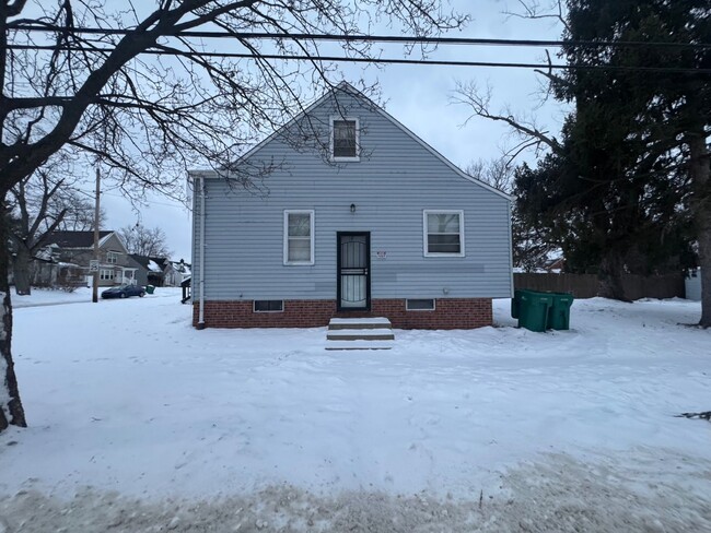 Building Photo - This Charming 3BR Single Family Home!