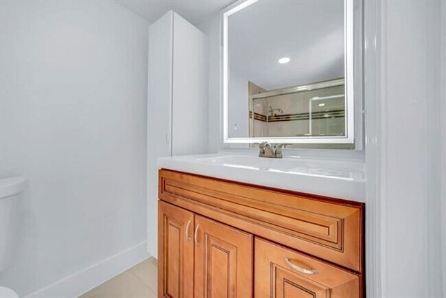 Building Photo - 9240 Fontainebleau Blvd