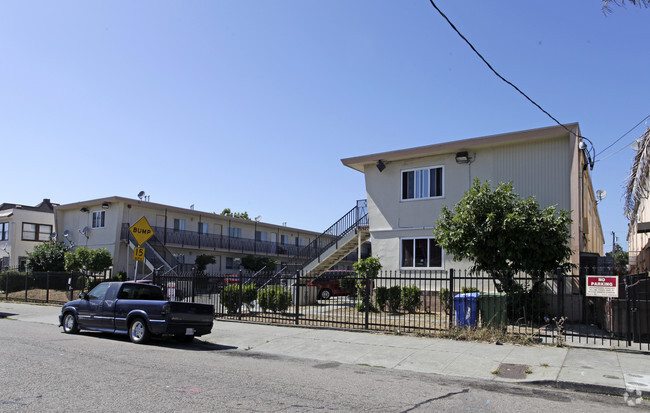 Primary Photo - 1525-1527 Russell St