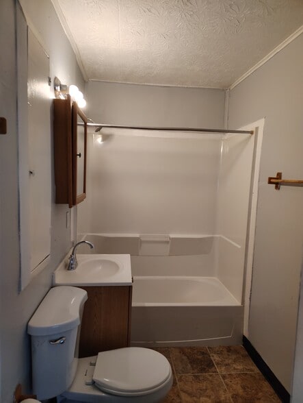 Building Photo - 1936 Shaftesbury Rd