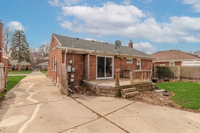 Building Photo - Charming 3-Bed, 2-Bath Brick Ranch in Saint Clair Shores – Move-In Ready!