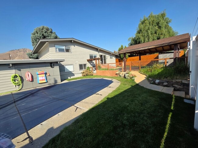 Building Photo - 3Bedroom, 2.5 Bath Mid Century Modern Home...