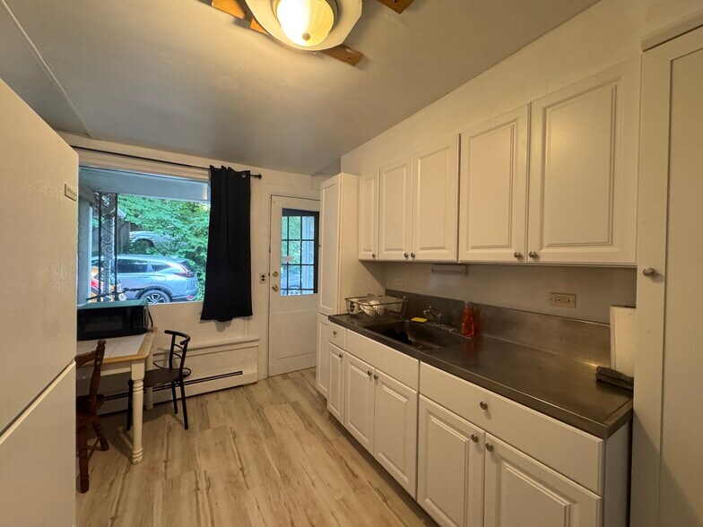 Building Photo - 103 College Ave (2026-2027)