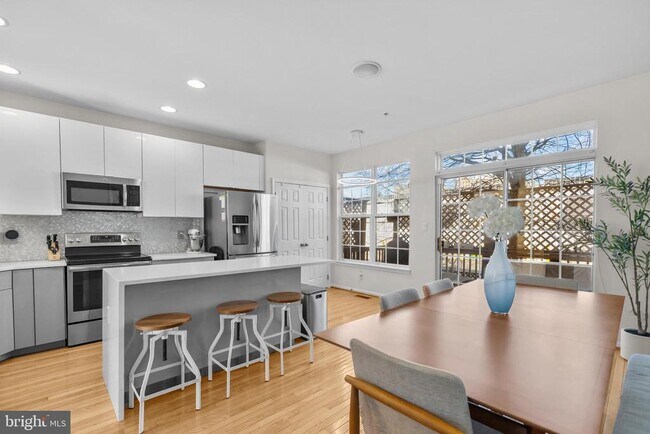 Building Photo - 381 Livermore Ln