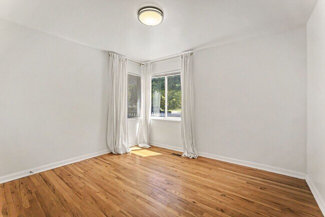 Building Photo - Charming Harvey Park Home with Large Yard & Fireplace