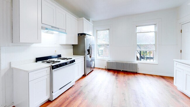 Building Photo - Spacious, Fully Renovated 3BR in Prime Eas...
