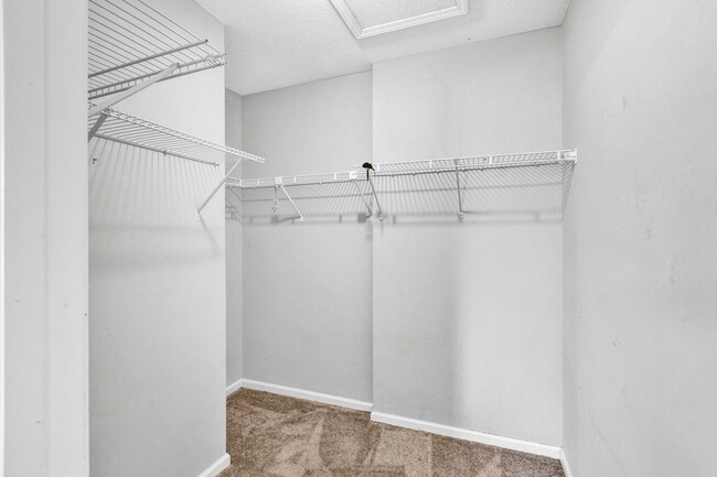 Building Photo - Second Floor Apartment Available in Wilmington!