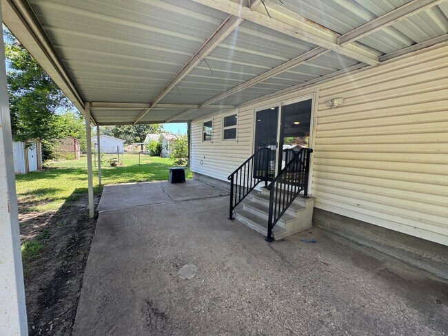 Building Photo - Beautifully Renovated 3 Bedrom