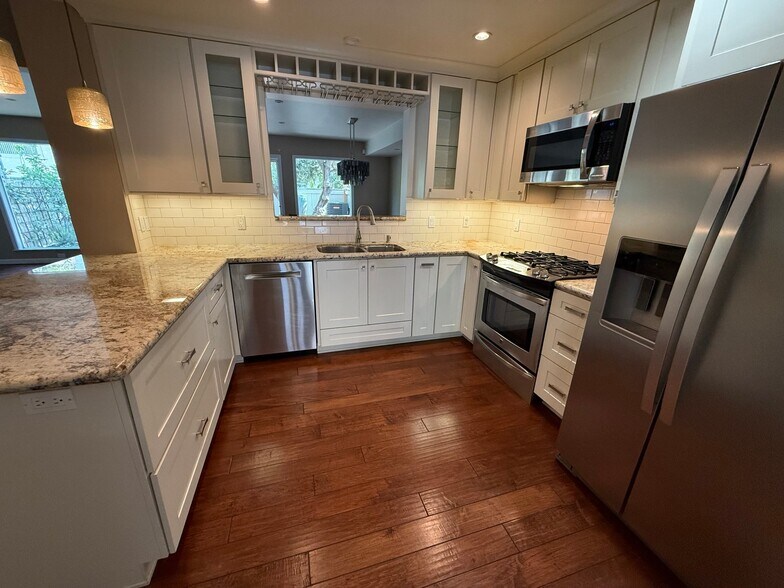 Building Photo - 2063 Village Ln