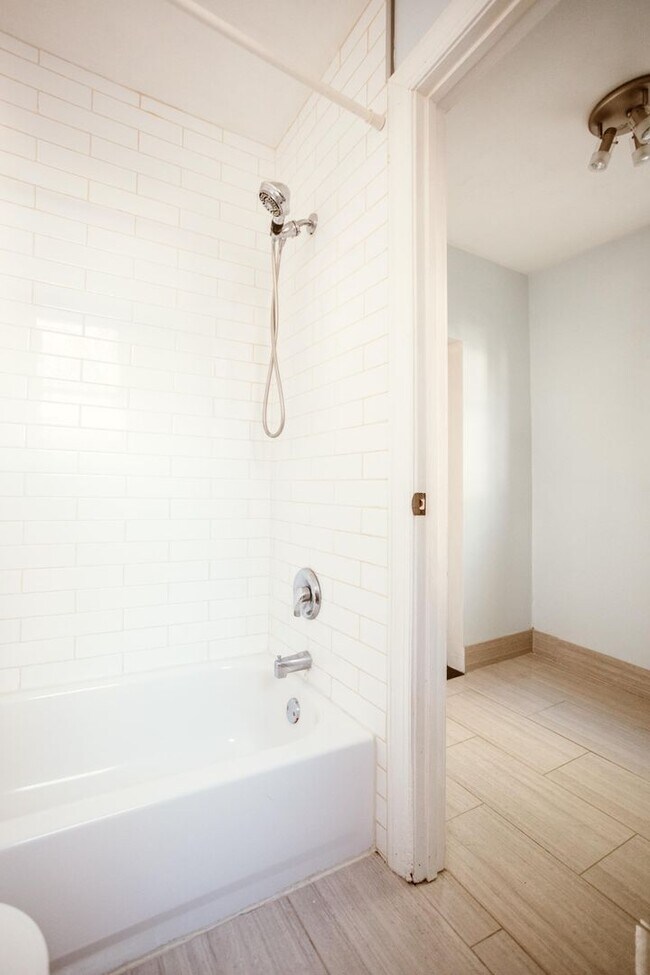 Charming 2Bed/2Bath in Washington Village 784 W Hamburg St