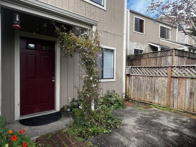 Building Photo - 674 Hidden Creek Rd