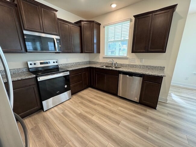 Building Photo - The Grove at Neill's Pointe