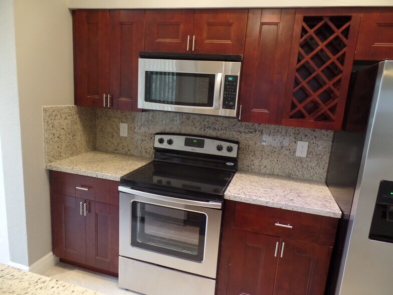 Building Photo - 2810 N Oakland Forest Dr