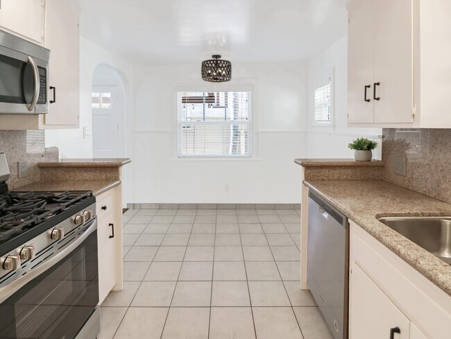 Building Photo - 218 25th Pl