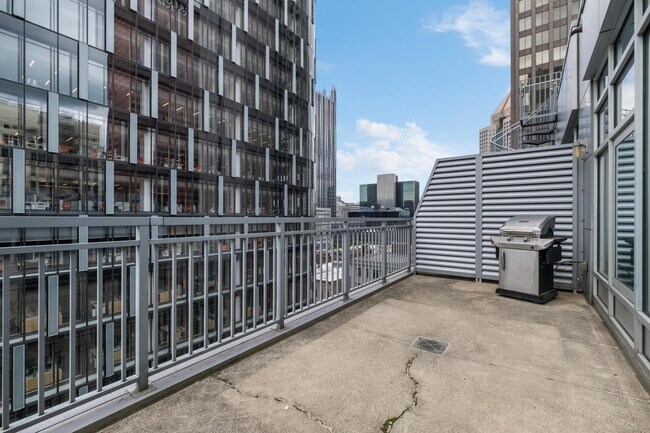 Building Photo - 301 5th Ave