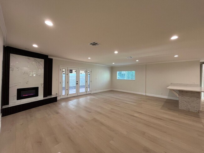 Building Photo - Upgraded + freshly prepped 3+2.5 in Granad...