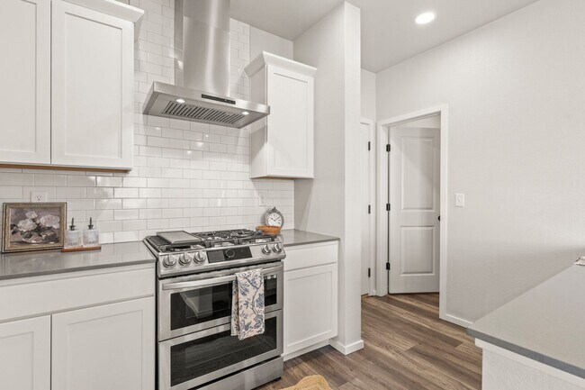 Building Photo - Start a Lease by 12/1 and Receive a $500 R...