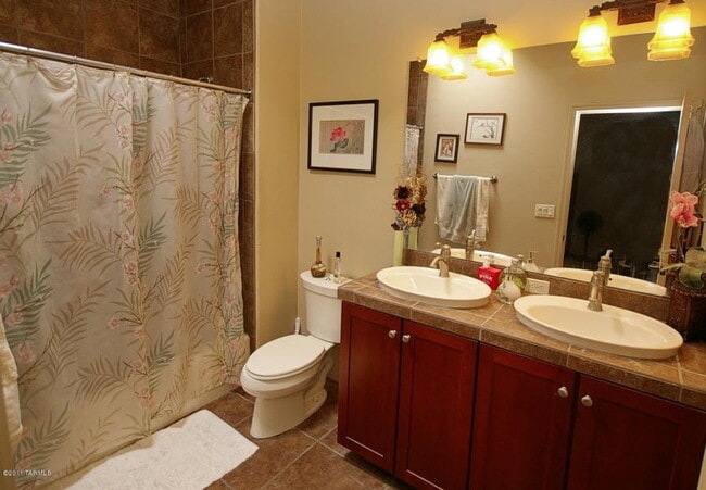 Building Photo - 3 Bedroom Eastside Townhome