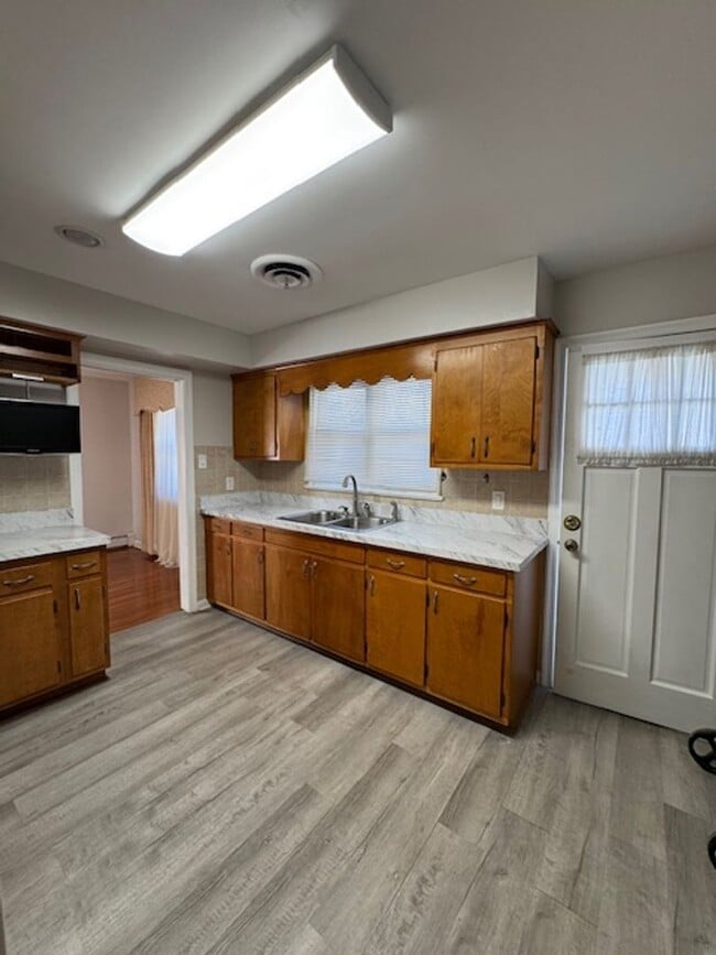 Building Photo - Spacious Brick Rancher