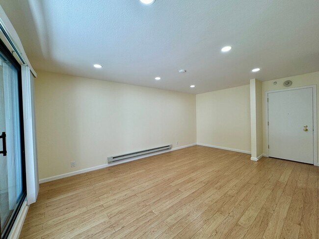 Building Photo - Beautiful Courtyard Level Flat with Outdoor Garden Patio