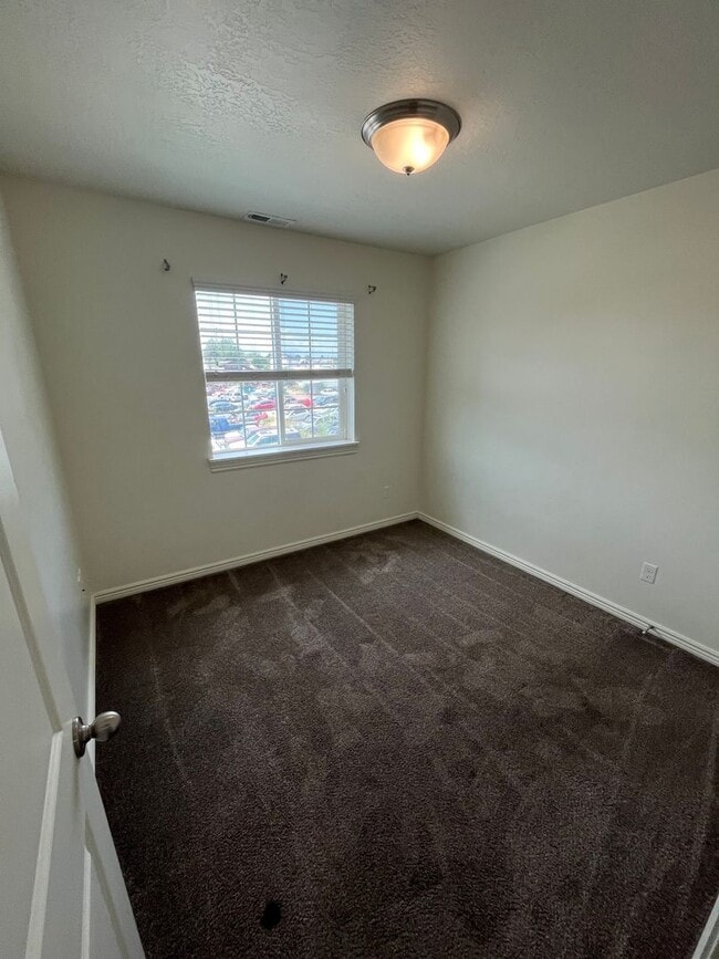 Building Photo - 1 Female Room in a Cute Orem Townhome